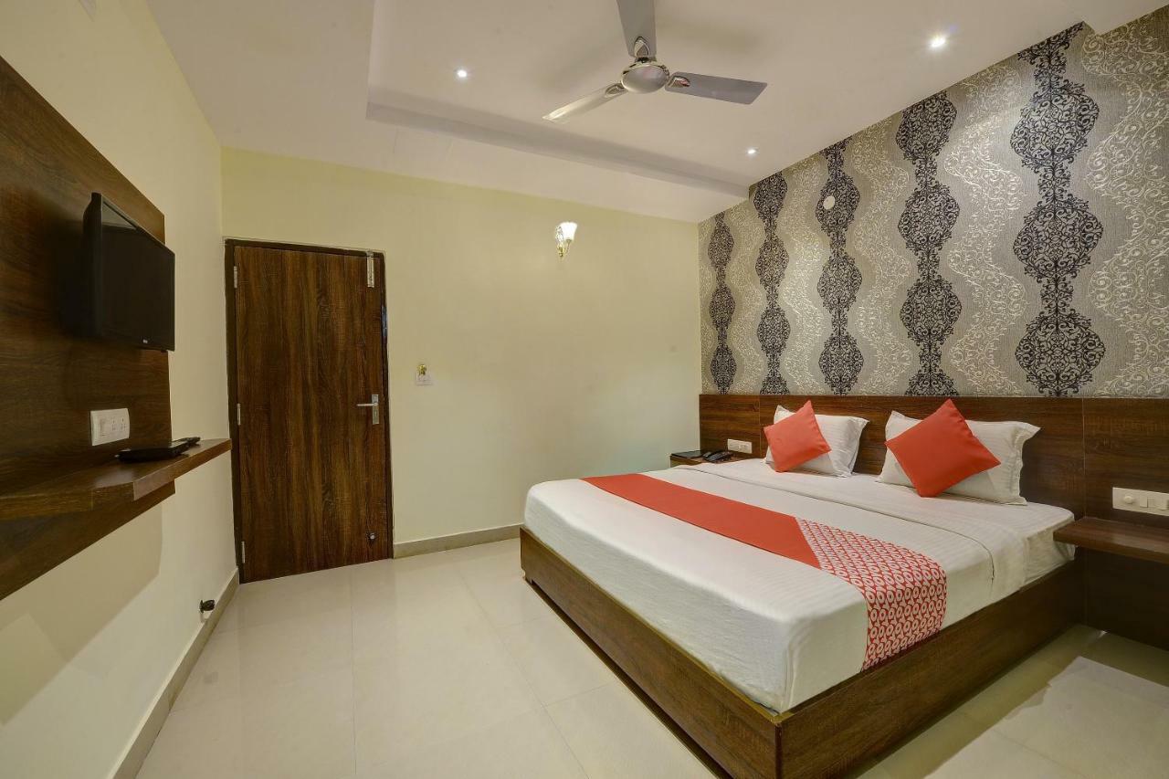 Capital O Hotel Samanvi International Belur  Bagian luar foto