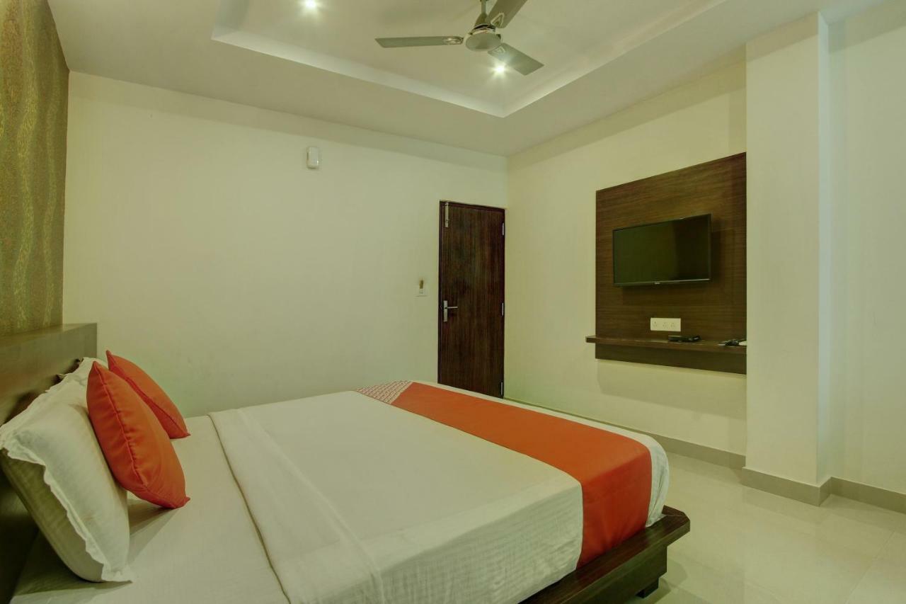 Capital O Hotel Samanvi International Belur  Bagian luar foto